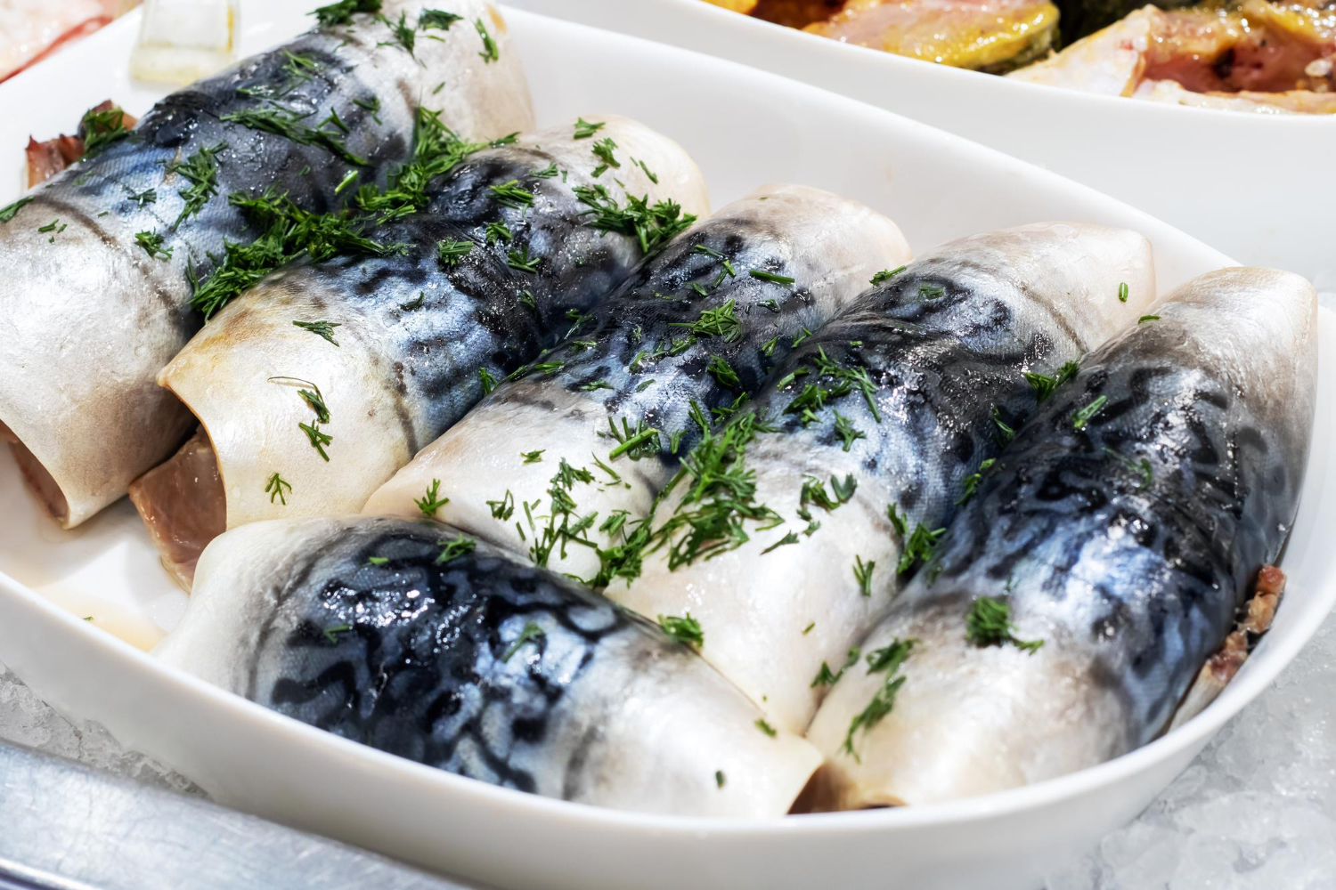 Jak udekorować śledzie na półmisku - tradycyjnie i z pomysłem